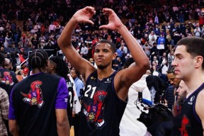 NG SPORTS-关于关键时刻体能课后，多伦多猛龙官宣签约备战全明星赛，球迷炸锅，心理建设被强调的信息