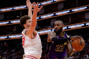 南宫体育-TheShy在公牛比赛中出色防守，爆冷引发热议！的简单介绍