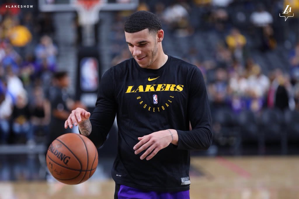 Rookie回归赛场,大胜首场状态亮眼,湖人观众沸腾!的简单介绍 Rookie回归赛场,大胜首场状态亮眼,湖人观众沸腾!的简单介绍